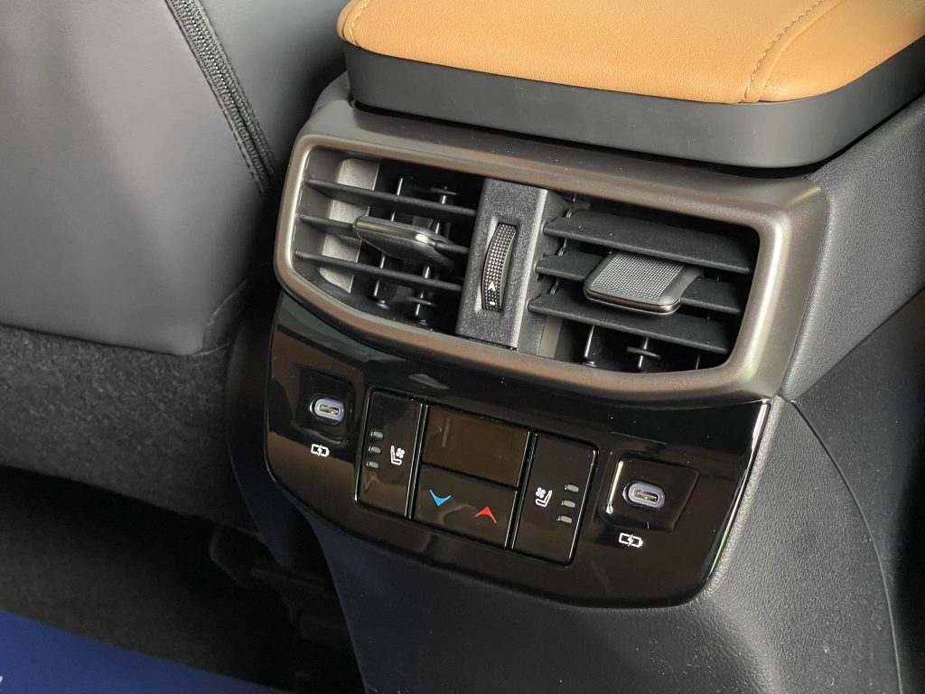 Cửa gió hàng ghế sau Lexus RX350 Premium 2024