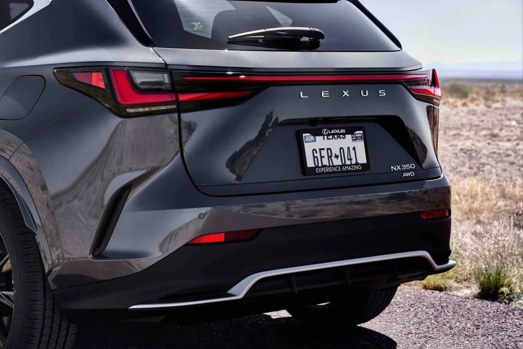 Cụm đèn hậu thiết kế nối liền nhau của Lexus NX350 F-sport 2024
