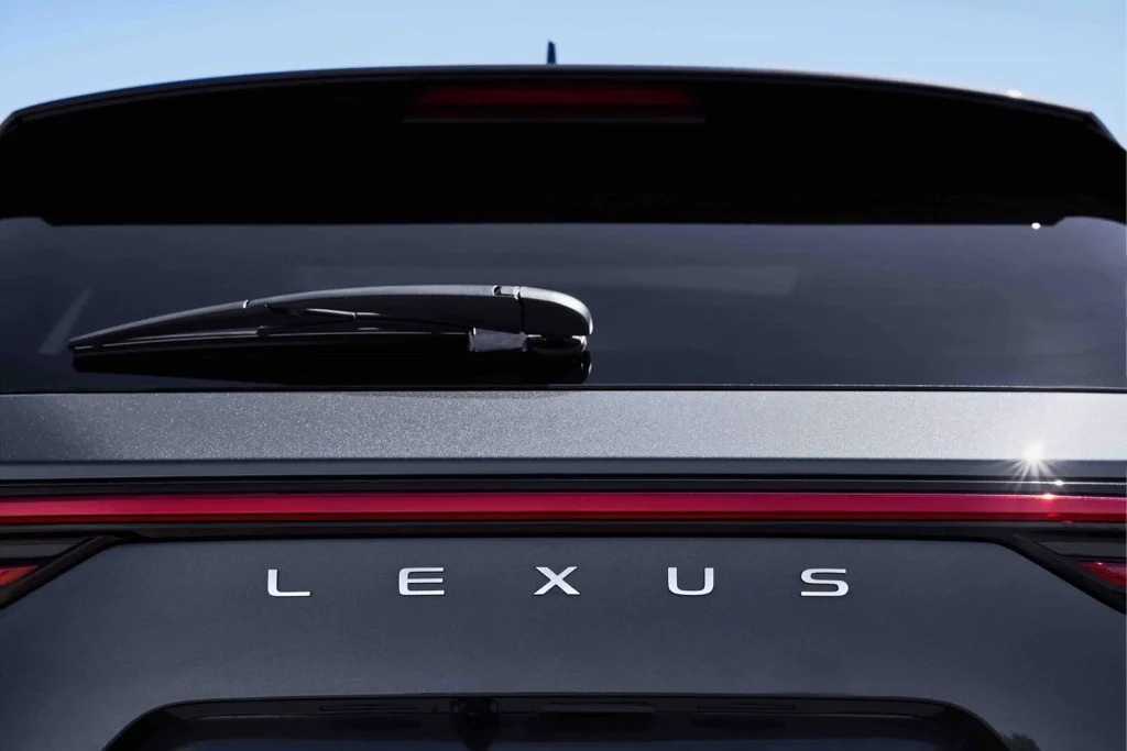 Logo phía sau được thay thế bằng chữ L E X U S