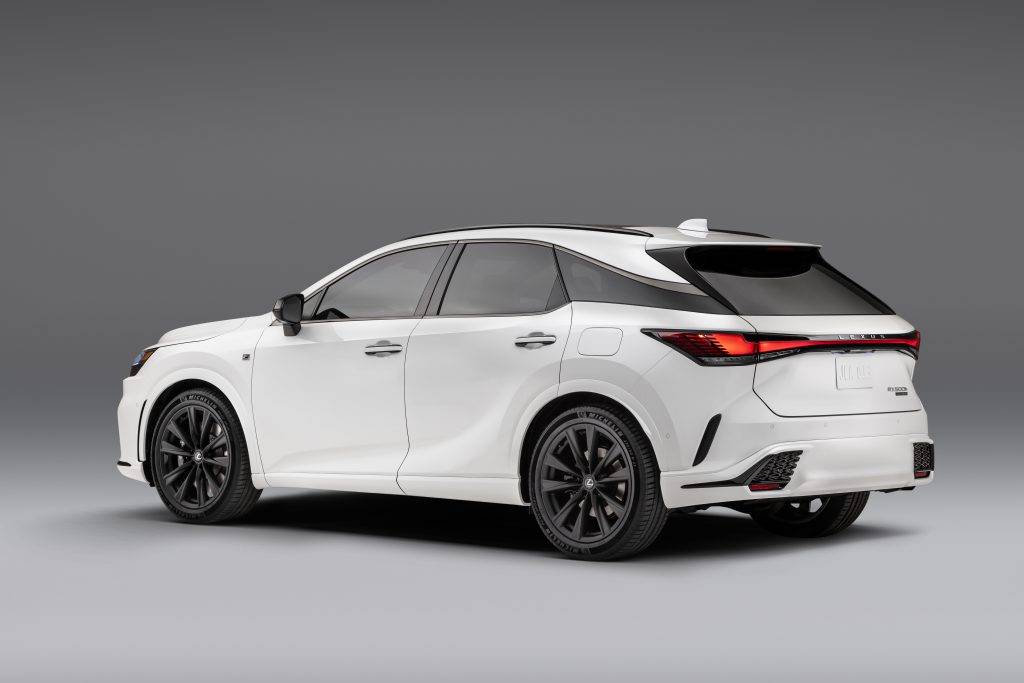 Lexus RX500h F-Sport 2024 có phần ốp sườn xe được sơn cùng màu thân xe