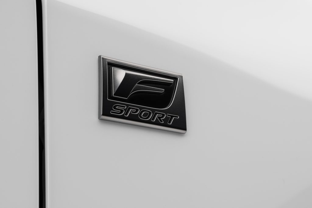 Logo F-Sport Performance trên cửa
