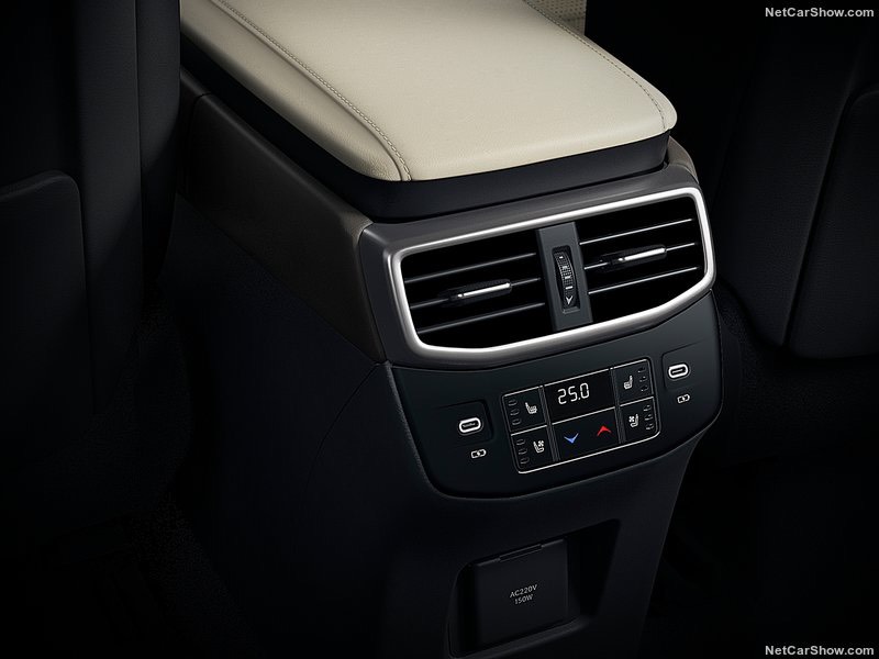 Điều hòa độc lập cho hàng ghế sau, tích hợp làm mát và sấy 2 ghế 2 bên