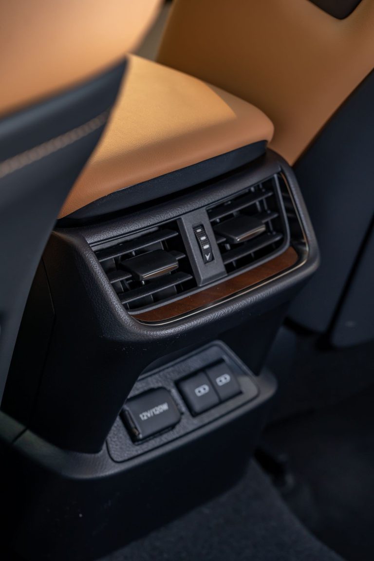 Cửa gió điều hòa hàng ghế sau tích hợp 2 cổng sạc điện thoại của Lexus ES250