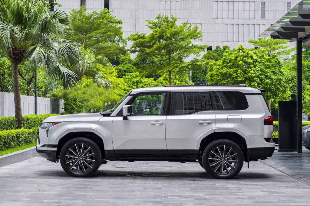Lexus GX550 2024 nhìn từ bên hông