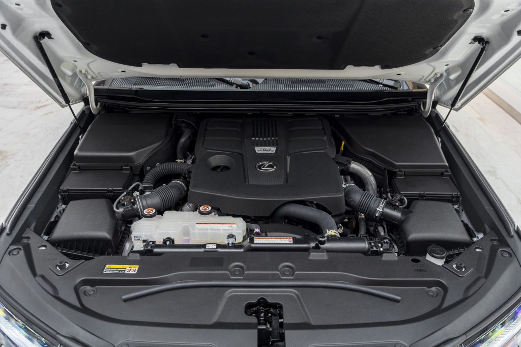 Khoang động cơ của Lexus GX550 2024