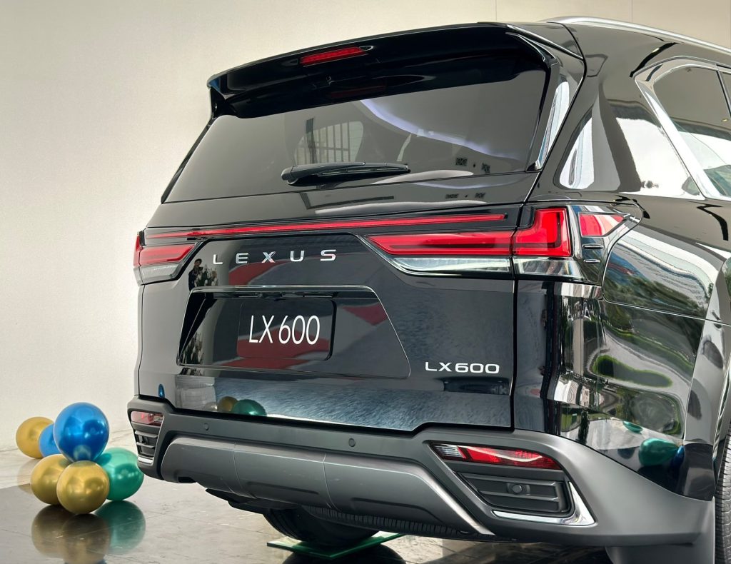 Phía sau xe Lexus LX600 Urban 7 chỗ ngồi