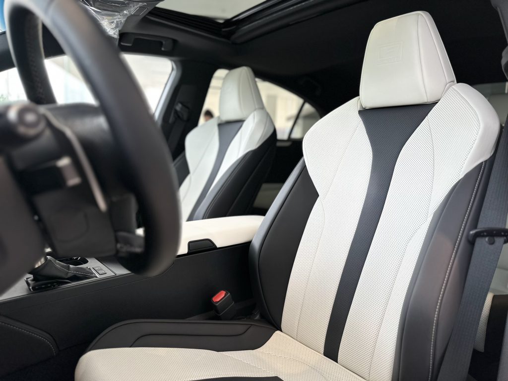 Ghế lái xe Lexus ES250 F-Sport 2024