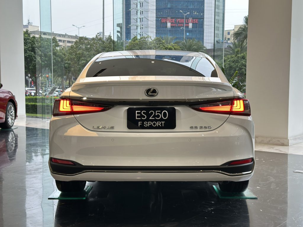 Đuôi xe Lexus ES250 F-Sport 2024