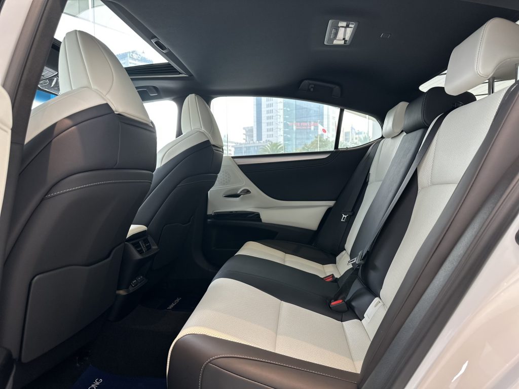 Không gian nội thất ghế sau xe Lexus ES250 F-Sport 2024