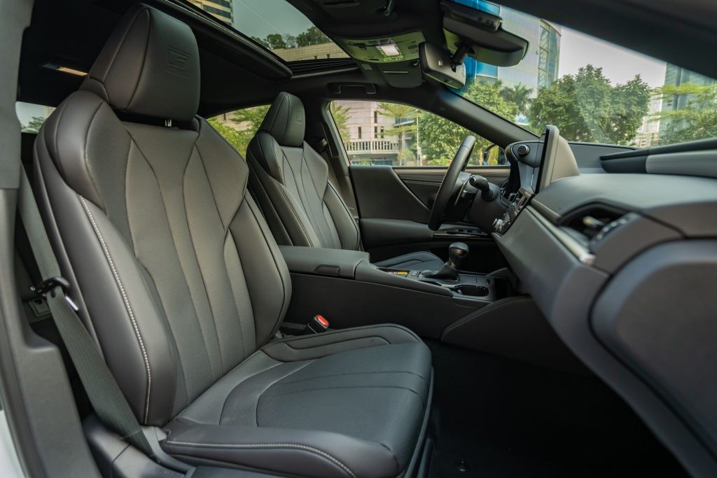 Nội thất đen xe Lexus ES250 F-Sport 2024