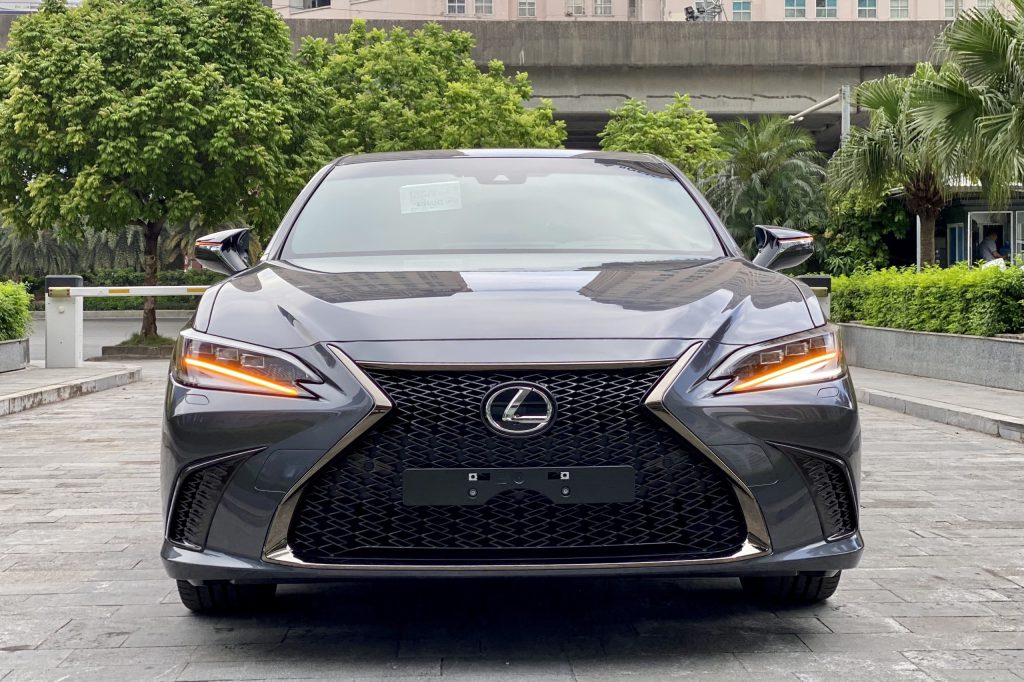 Đầu xe Lexus ES250 F-Sport 2024