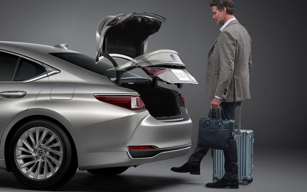 Lexus ES250 2024 được trang bị tính năng đá cốp