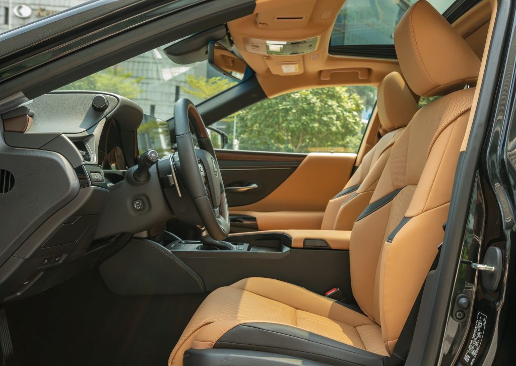 Ghế lái xe Lexus ES300h 2024
