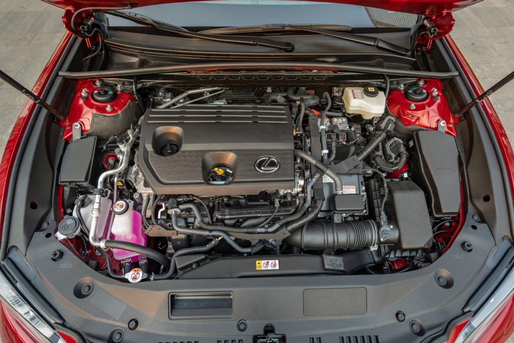 Khoang động cơ xe Lexus ES300h 2024