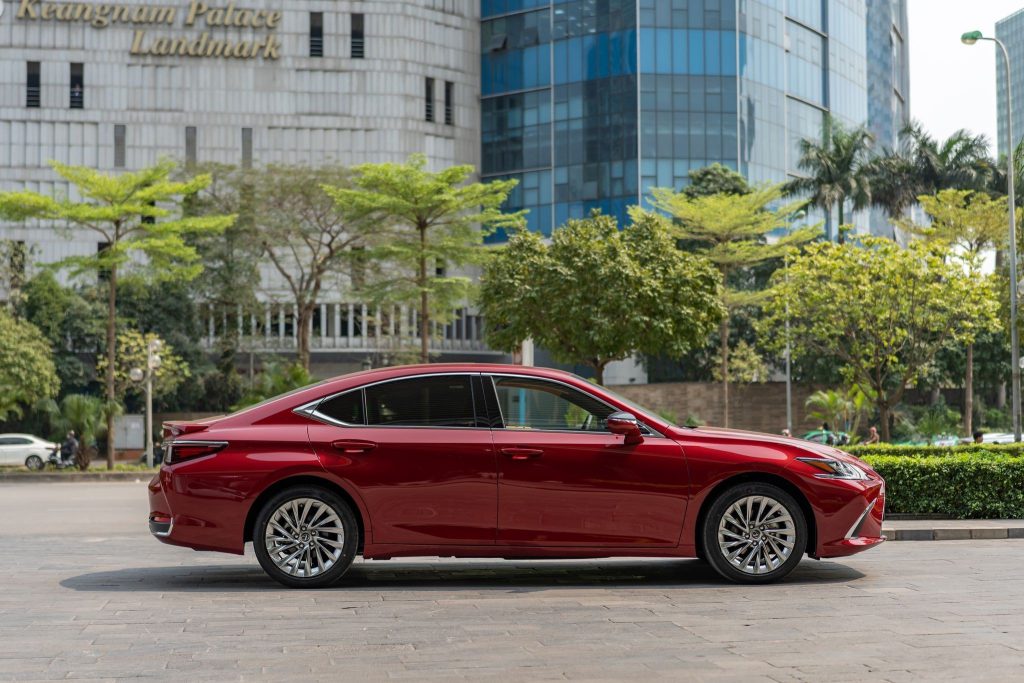 Thân xe Lexus ES300h 2024