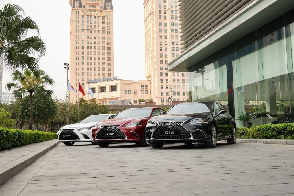 Lexus ES300h cạnh ES250 và ES250 F-Sport