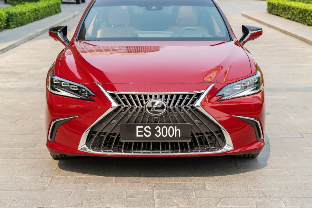 Đầu xe Lexus ES300h 2024