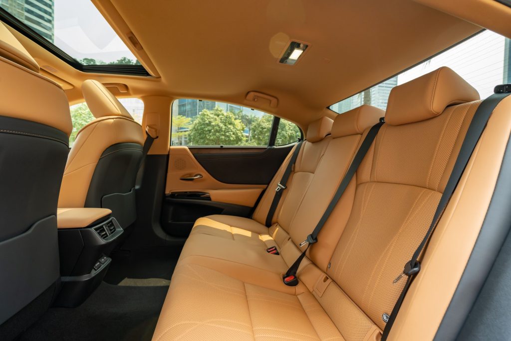 Ghế sau xe Lexus ES300h 2024