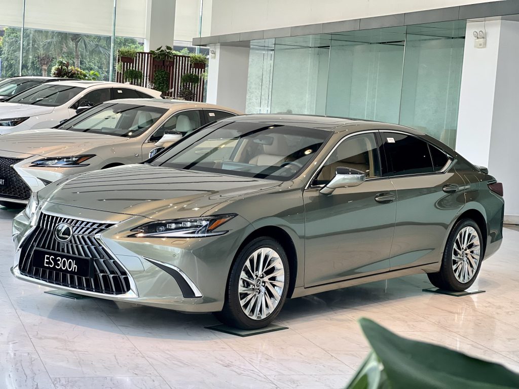 Lexus ES300h 2024 màu xanh