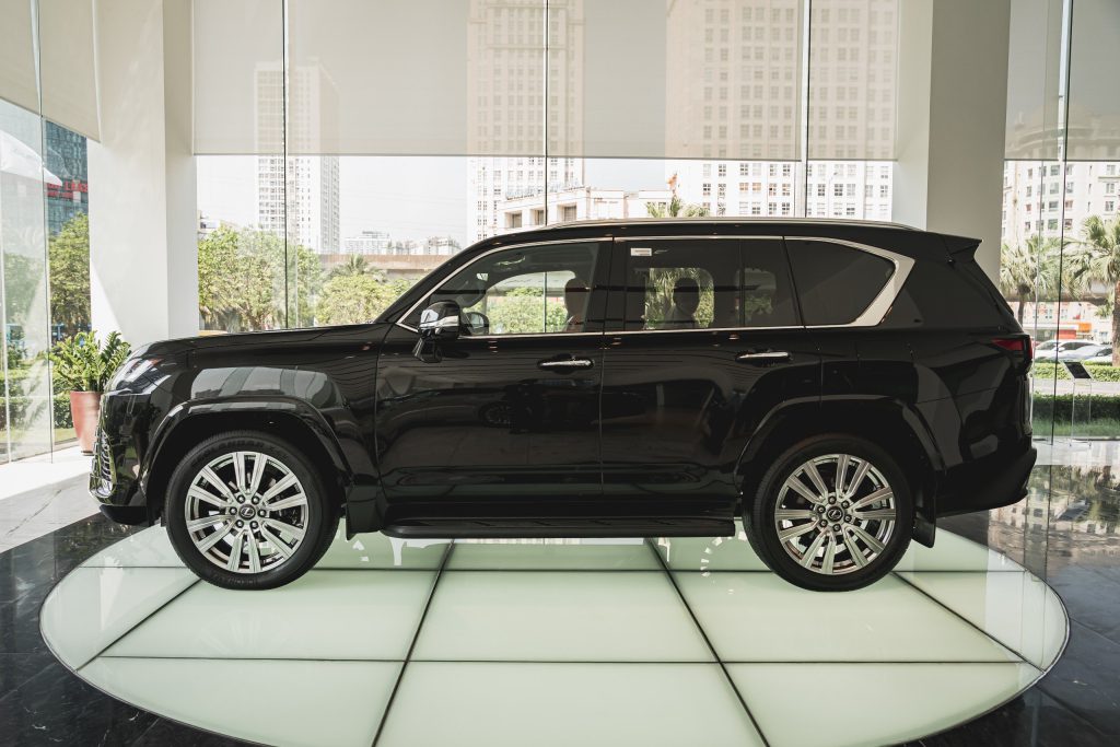 Thân xe Lexus LX600 VIP 2024