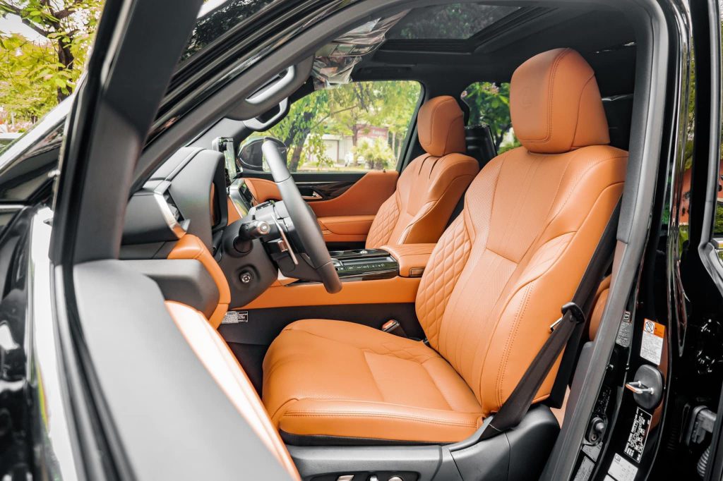 Ghế lái trên Lexus LX600 VIP 2024