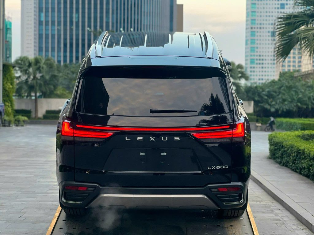 Phần đuôi xe Lexus LX600 VIP 2024