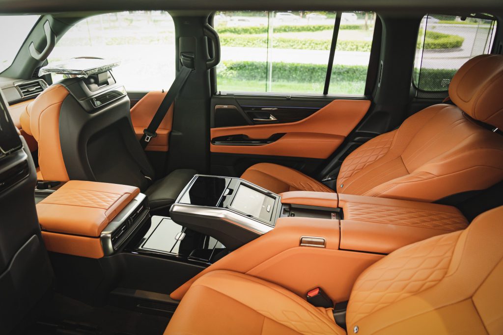 Ghế chủ tịch có bệ đỡ chân trên Lexus LX600 VIP 2024