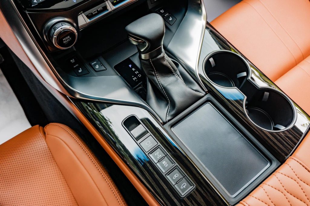 Khu vực bệ tì tay ốp gỗ Shimamoku đen sang trọng