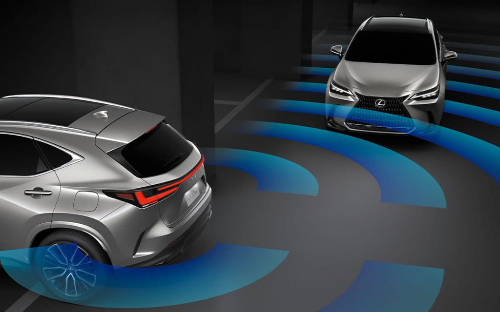 Lexus NX350h được trang bị tính năng cảnh báo phương tiện cắt ngang khi lùi