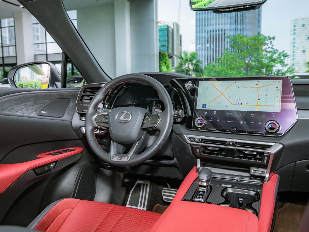 Vô lăng thể thao và màn hình trên Lexus RX500h F-Sport 2024