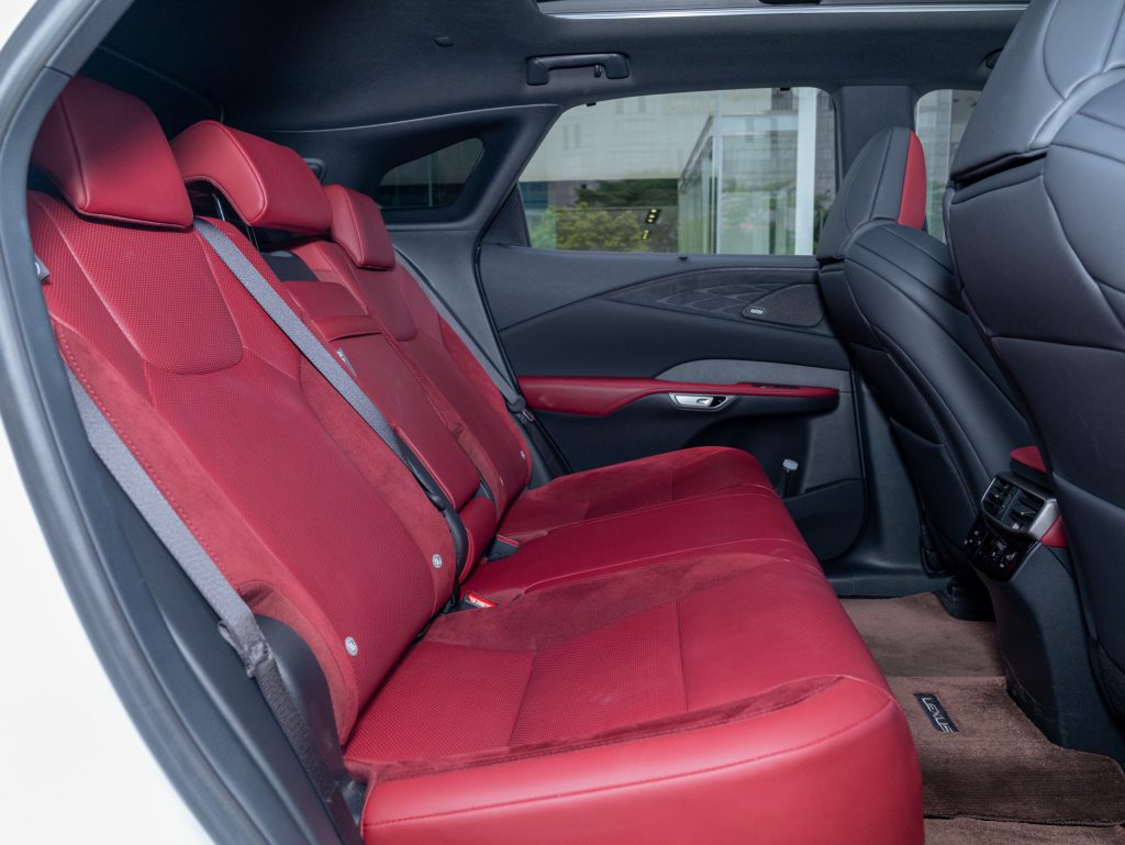 Hàng ghế sau trên Lexus RX500h F-Sport 2024