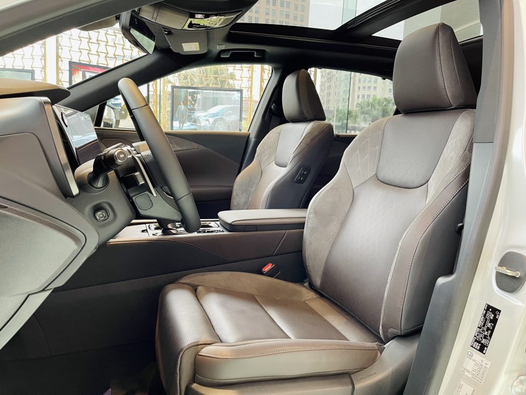 Ghế lái Lexus RX350 Luxury 2024