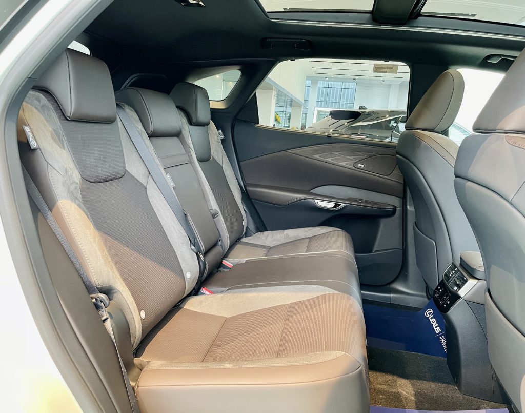 Hàng ghế sau Lexus RX350 Luxury 2024