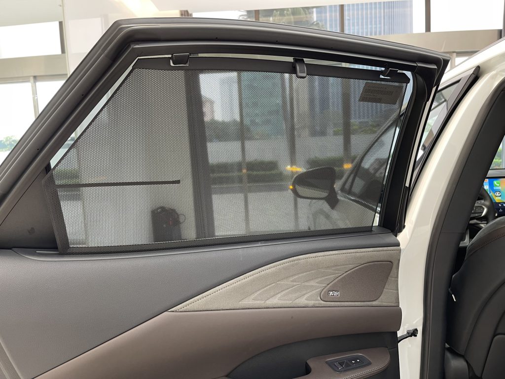 Rèm ché nắng cửa sau trên Lexus RX350 Luxury 2024