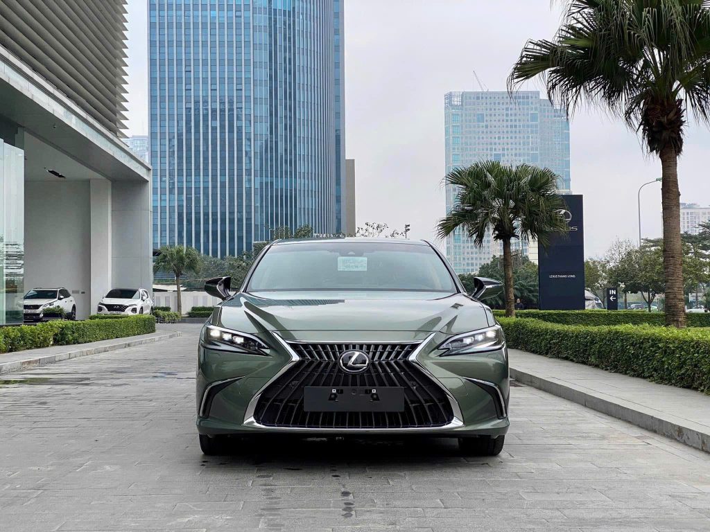 Phần đầu xe Lexus ES250 2024
